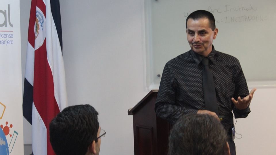 Dr. Roger Moya, nuevo miembro de la Academia Nacional de Ciencias, imparte conferencia sobre materiales lignocelulósicos
