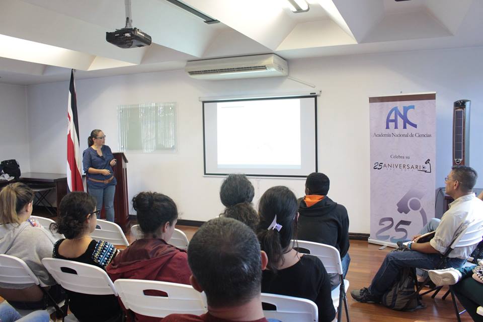 Dra. Cindy Fernández imparte conferencia sobre algas marinas en la Academia Nacional de Ciencias