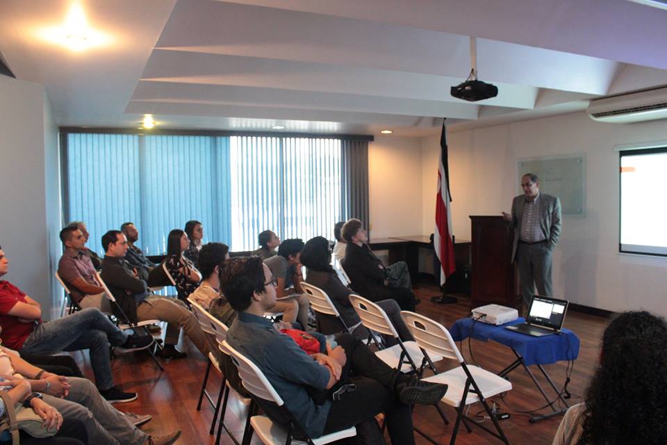 Dr. Pedro León, Presidente de la Academia Nacional de Ciencias imparte conferencia sobre genética