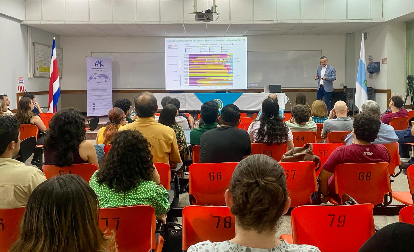 Conferencia “Más allá del veneno: Microbiota de la mordedura de la terciopelo (Bothrops asper) y su perfil de resistencia a los antibióticos”.